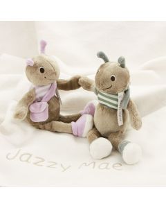 Ant Amy of Ant Aron knuffel op katoenen babydeken
