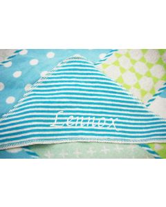 Babydeken met capuchon en babynaam - groen/blauw