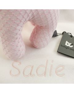 Gebreide giraffe van Baby's Only op katoenen babydeken