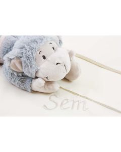 Comfy Monkey knuffel op babybeddengoed