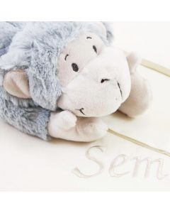 Comfy Monkey knuffel op babybeddengoed
