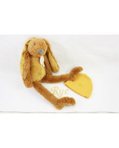 Ochre Rabbit Richie op katoenen babydeken