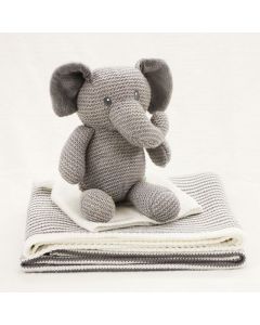 Olifant knuffel op gebreide babydeken