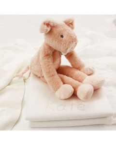 Pig Pinky knuffel op katoenen babydeken