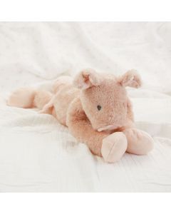 Pig Pinky knuffel op katoenen babydeken