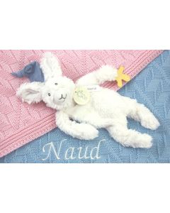 Bear Bo of Rabbit River tuttle op gebreide deken met diamantruit, blauw of roze