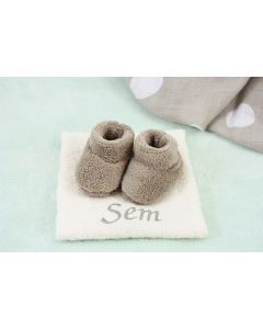 Babyslofjes op monddoekje met naam, roze of taupe