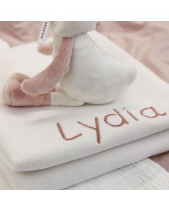 Swan Swizzle knuffel op katoenen babydeken