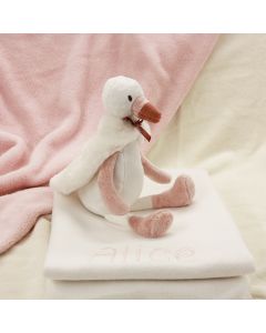 Swan Swizzle knuffel op katoenen babydeken