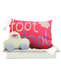 Toot Toot kussen op tray met katoenen babydeken en vintage gele oldtimer